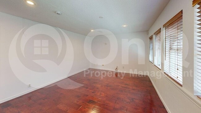 Building Photo - 217 Creekside Ln