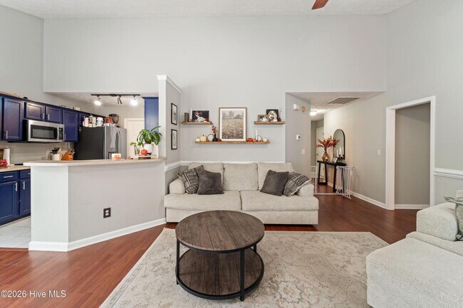 Building Photo - 3 Bedrooms AND A BONUS!! Short Term Leases considered, NO breed restrictions!