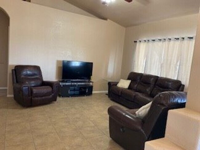 Building Photo - Fully Furnished: Beautiful 3 bedroom, 2 ba...