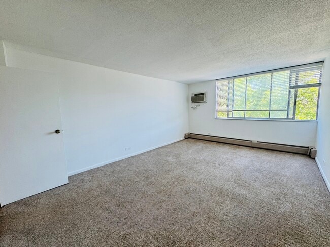 Building Photo - 2211 S Stewart Ave