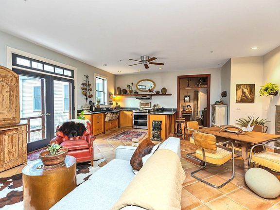 Building Photo - High end stunning condominium located at t...