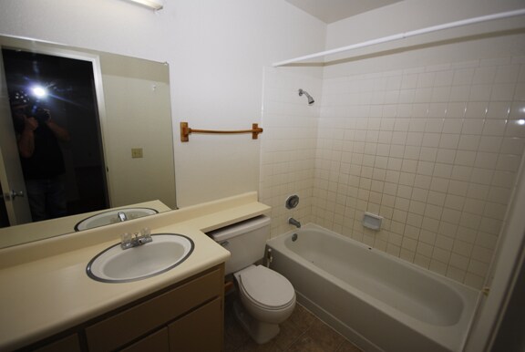 Building Photo - 1 bedroom 1 bath unit.