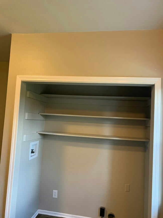 Building Photo - 413 Silvercliffs Ave