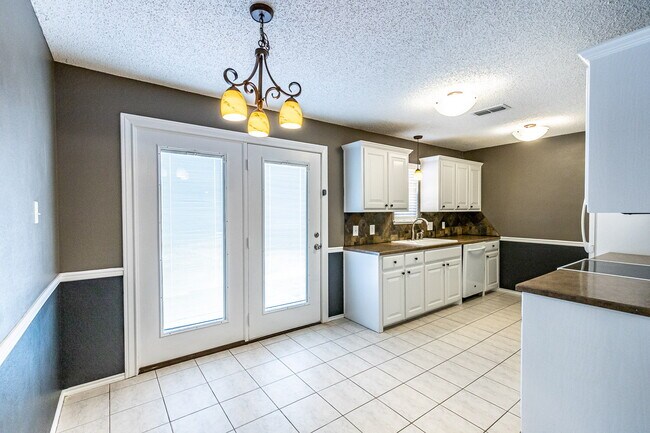 Building Photo - Beautiful House with Extra Room!
