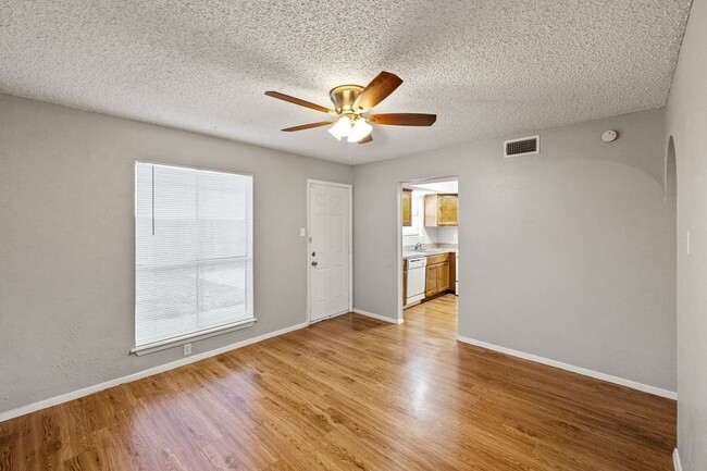 Building Photo - SPACIOUS UPDATED TOWNHOME - 1440SF