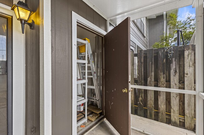 Building Photo - 814 Hill Dr