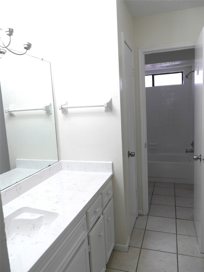 Building Photo - 13840 Hollowgreen Dr