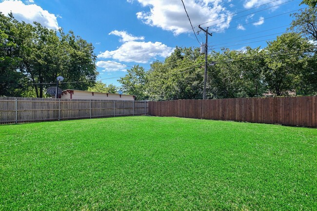 Building Photo - * MOVE IN SUMMER 7/14/2027 * 6 Bed 4 Bath ...
