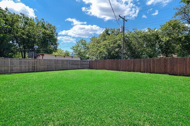 Building Photo - * MOVE IN SUMMER 7/17/2027 * 6 Bed 4 Bath  Family Home Your Own Private Backyard