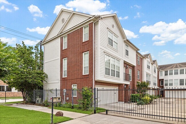 Primary Photo - 2260 La Branch St