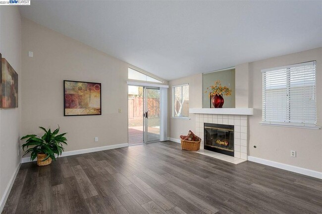 Building Photo - Beautiful Two Bedroom Home in Pleasanton
