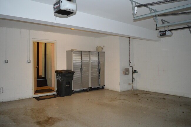 Building Photo - 606 Park Ave