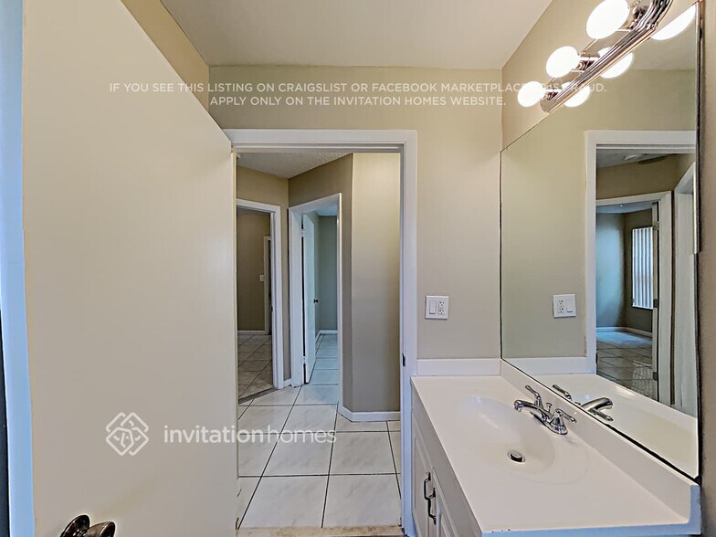 Building Photo - 7215 SW 42nd Ct