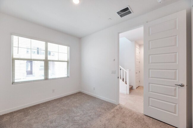 Building Photo - Like new Luxurious Modern townhome with 2 Master Suits in Warner Meadows!