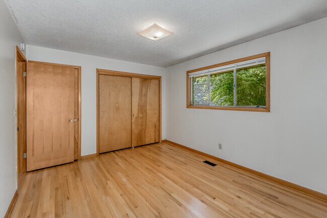 Building Photo - 6506 E Evergreen Blvd