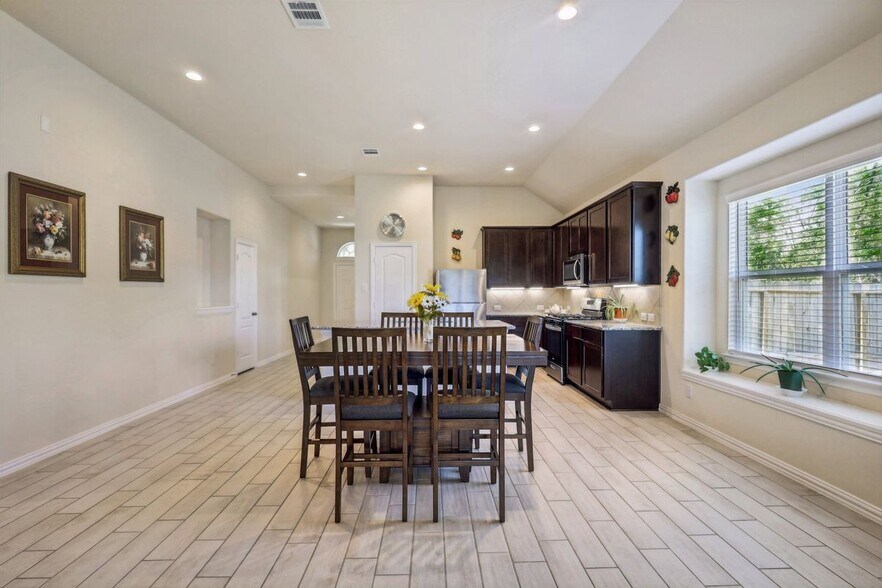 Building Photo - 18473 Railroad Ave