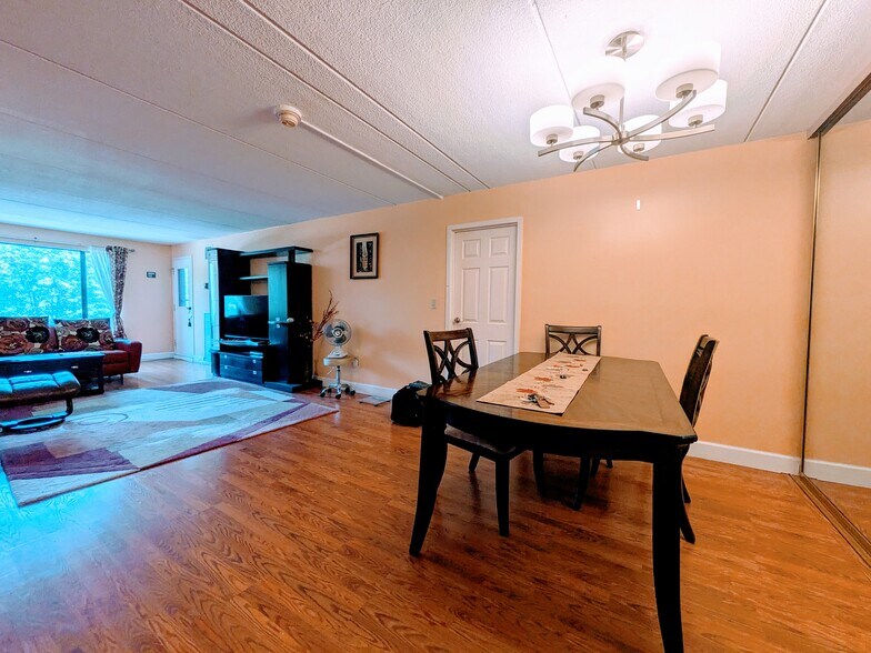 Dinning Room - 1550 Worcester Rd