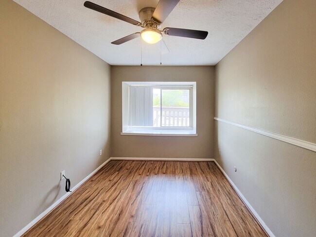 Building Photo - Quite neighborhood town home with gate, ne...