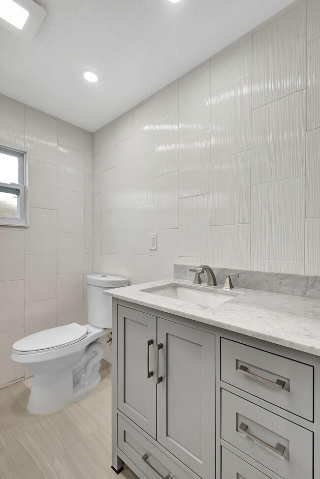 Building Photo - 1727 Holman Dr