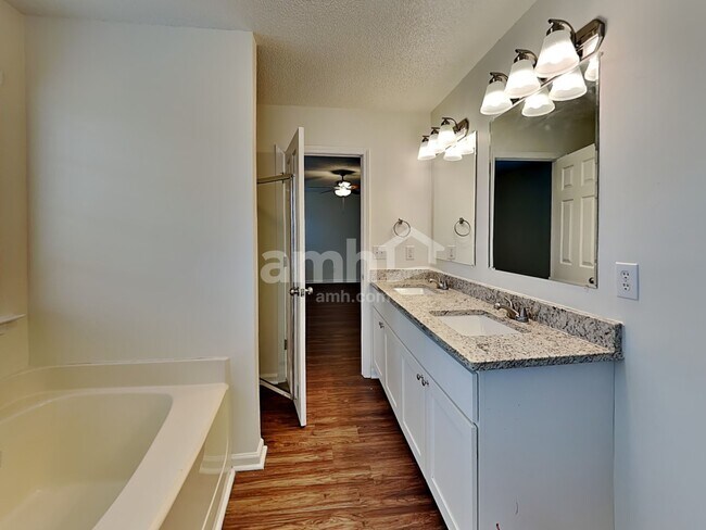 Building Photo - 520 Dogwood Creek Pl