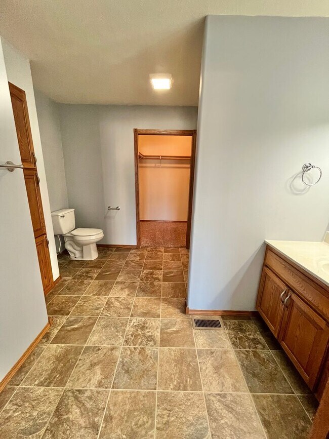 Building Photo - Spacious 4 Bed/3 Bath Twinhome in Brandon!
