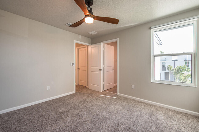 Building Photo - 3918 SE Mentmore Ln