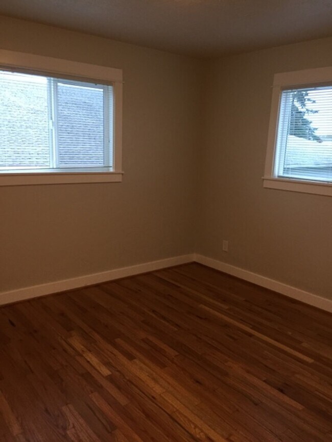 Building Photo - Remodeled Spacious University Park Portsmo...