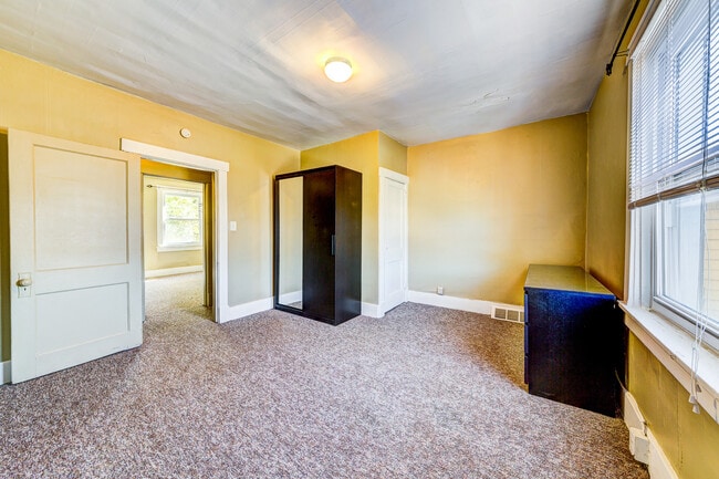 Building Photo - AVAILABLE JUNE 2026 - Traditional 2 Bedroom Home in Mt Washington!