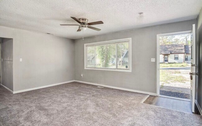Building Photo - Coming Soon! South KC Home! $1300.00!