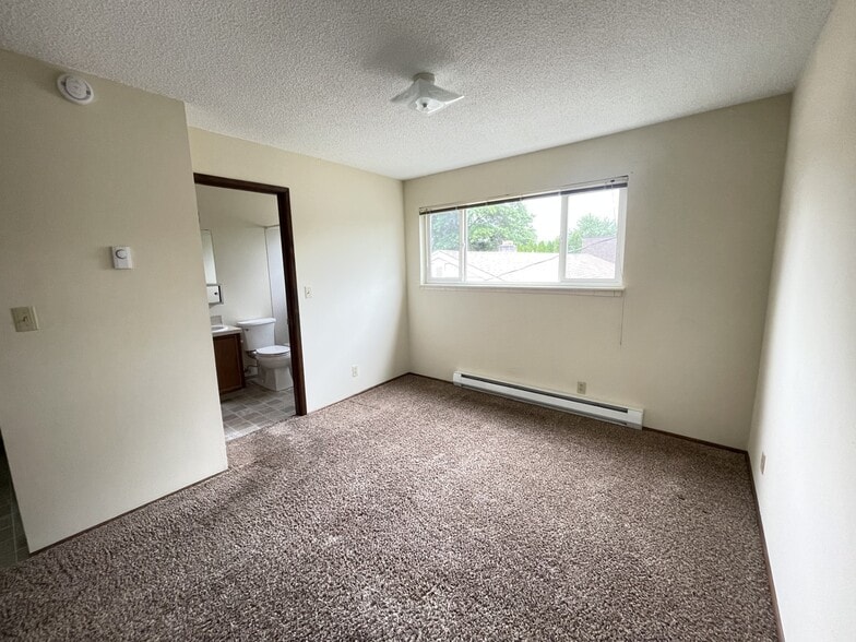 Bedroom - 530 Burnett Ave N