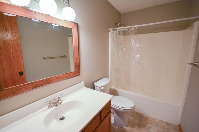 Building Photo - Great NW Home with Fenced Yard Near Gibbs Elementary