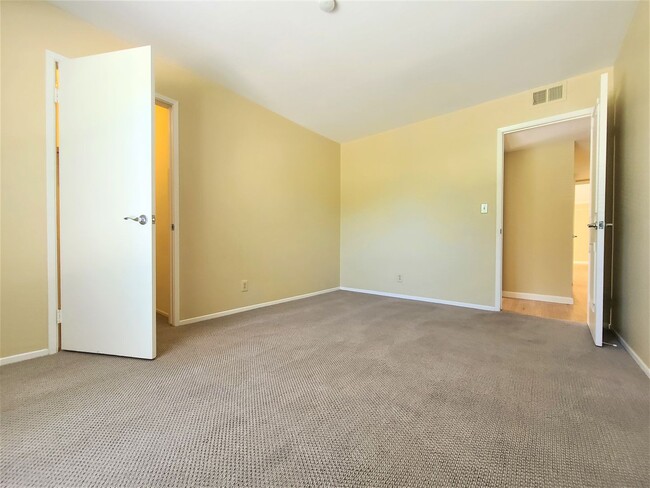 Building Photo - Spacious Condo in Menlo Park available now!