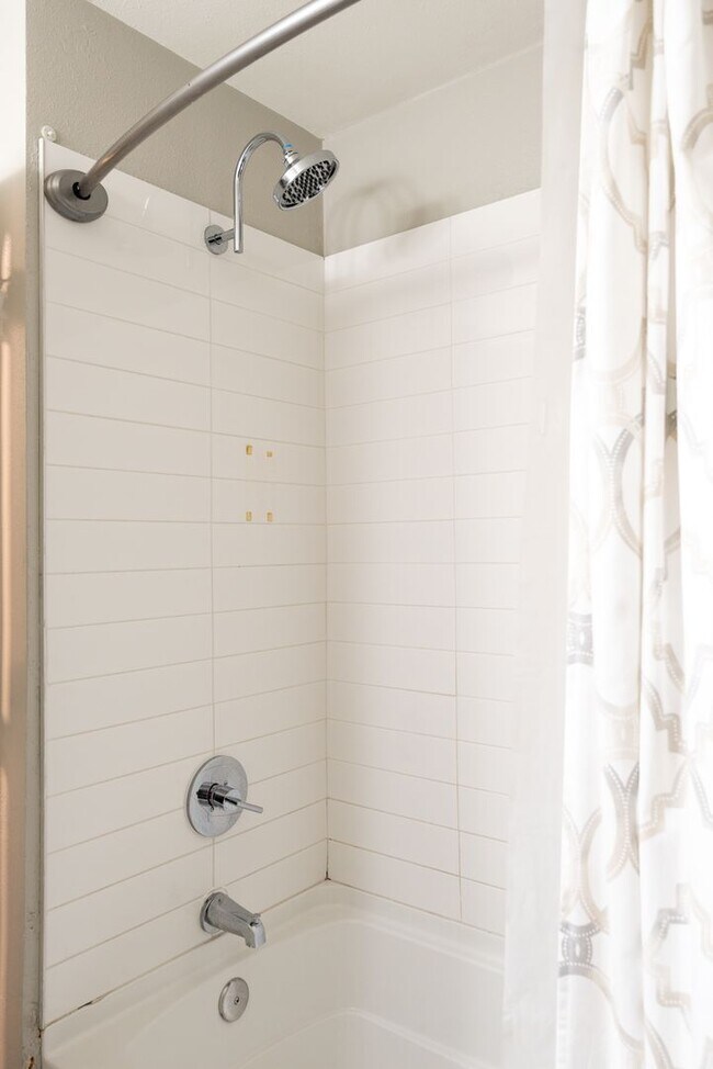 Building Photo - 2411 Tremont Pl