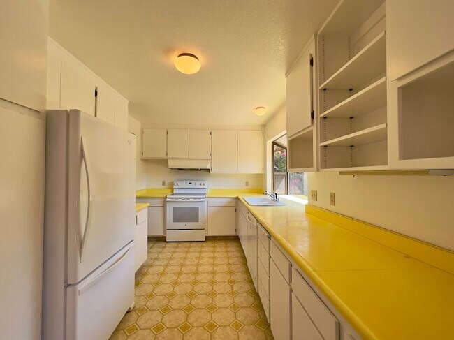 Building Photo - Spacious Three Bedroom Calistoga Home