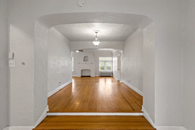 Building Photo - 11059 S Hoyne Ave