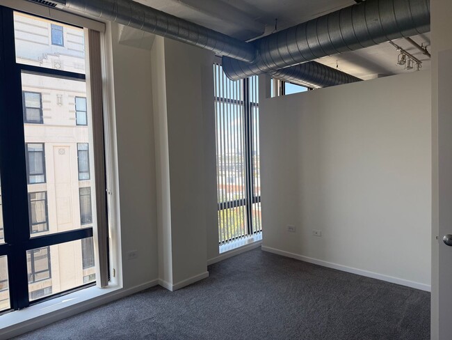 Building Photo - Modern Loft Living in University Village w...