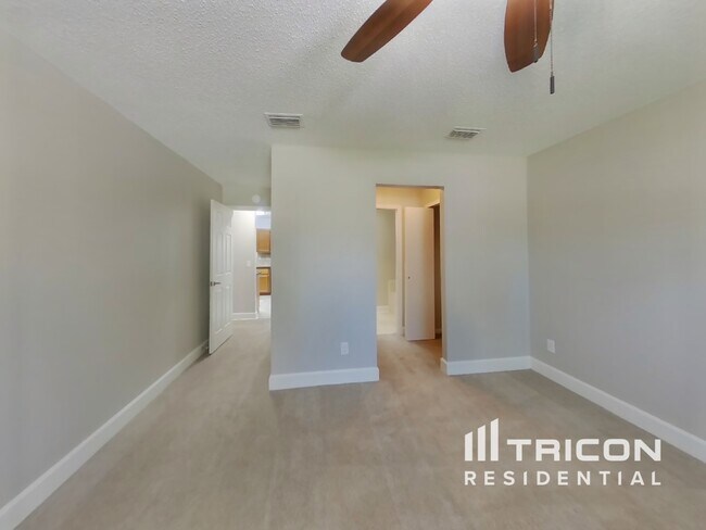 Building Photo - 2435 Burns Dr