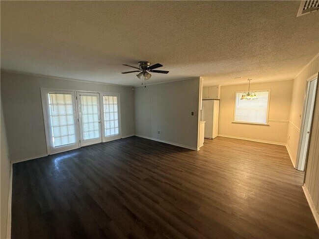 Building Photo - 1513 Deerwood Dr E