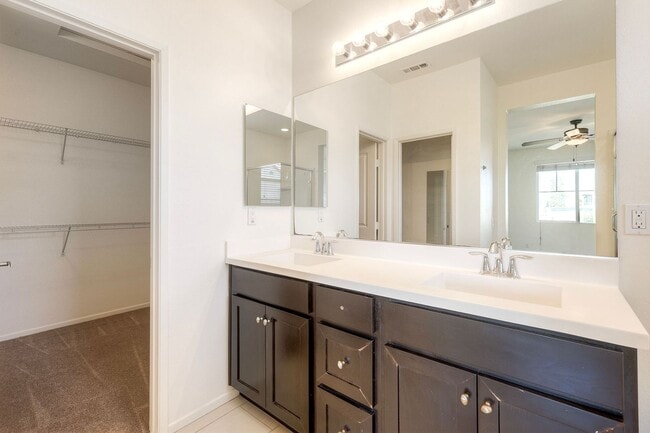 Building Photo - 3 bedroom and 4 bath home available in Otay Mesa