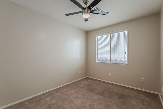 Building Photo - Modern 4 Bed Tucson Rental with Spacious K...
