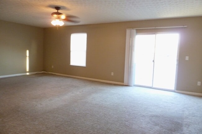 Building Photo - Spacious 3 beds, 2.5 baths Pataskala!