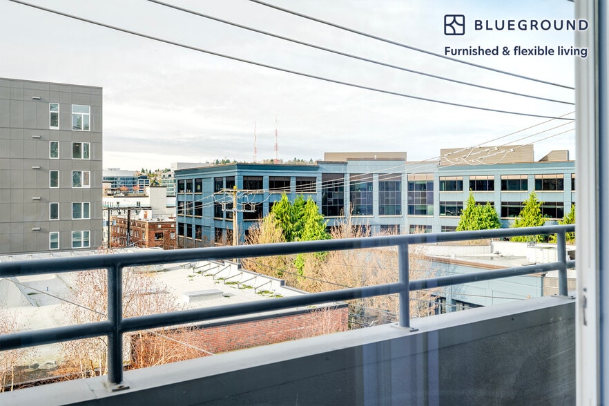 Building Photo - 526 Yale Ave N