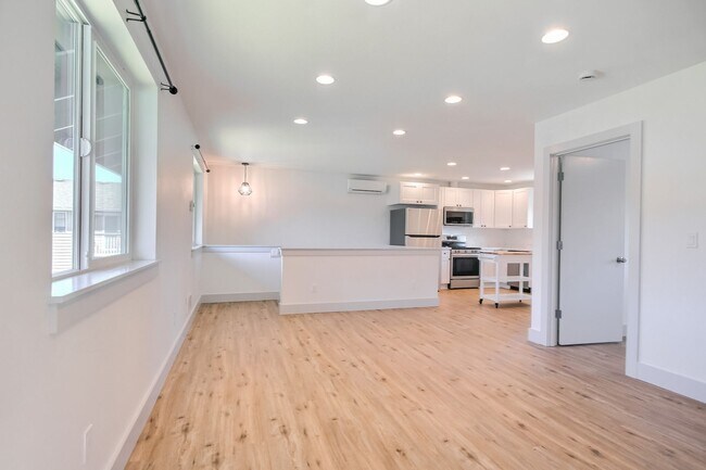 Building Photo - Beautiful 2 Bedroom 2.5 Bath Home In Everett!