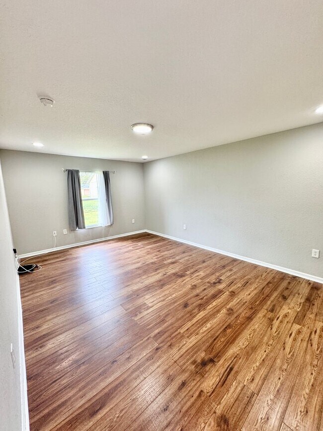 Building Photo - 4 Bedroom 2 Bath Home in Poinciana Village 3