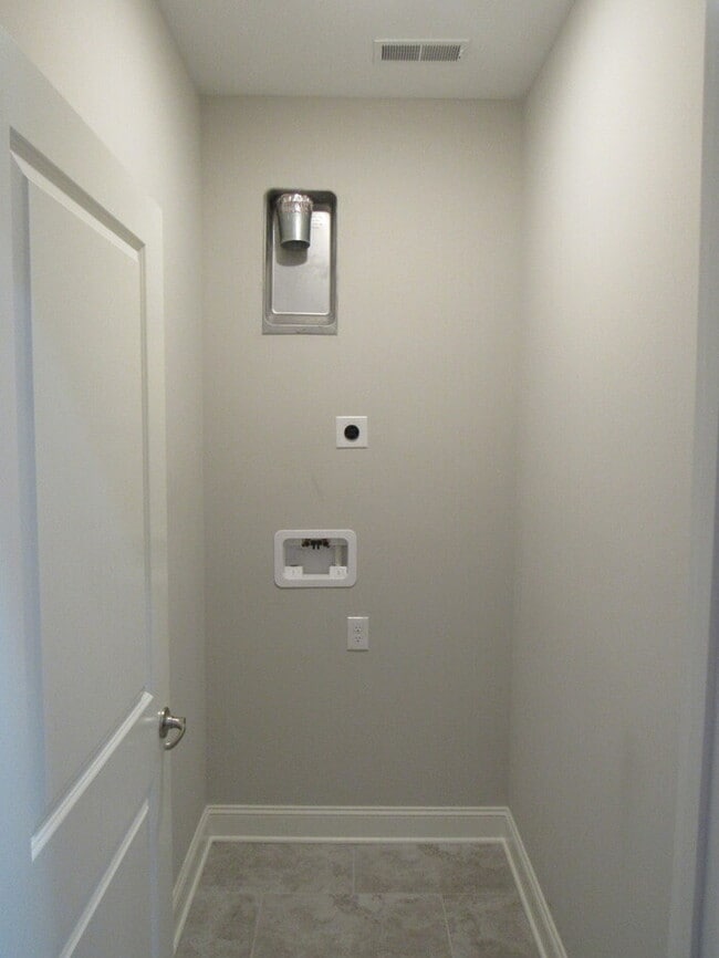 Building Photo - Beautiful 4-Bed, 3-Bath Bungalow in Highly Desirable Farragut!