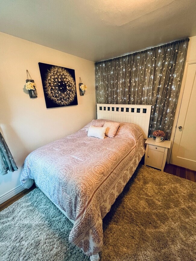Building Photo - 2 Bed, 1 Bath Newly Renovated Rental