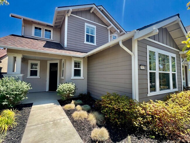 Building Photo - Application Pending! Lovely 4 bedroom 2.5 ...