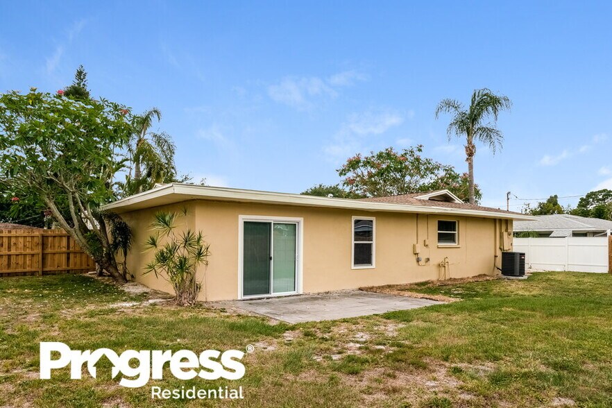 Building Photo - 6116 8th Ave Dr W