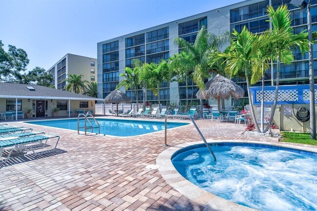Building Photo - 900 Cove Cay Dr
