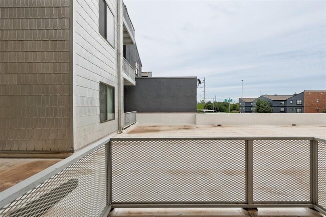 Building Photo - 444 N Central Ave